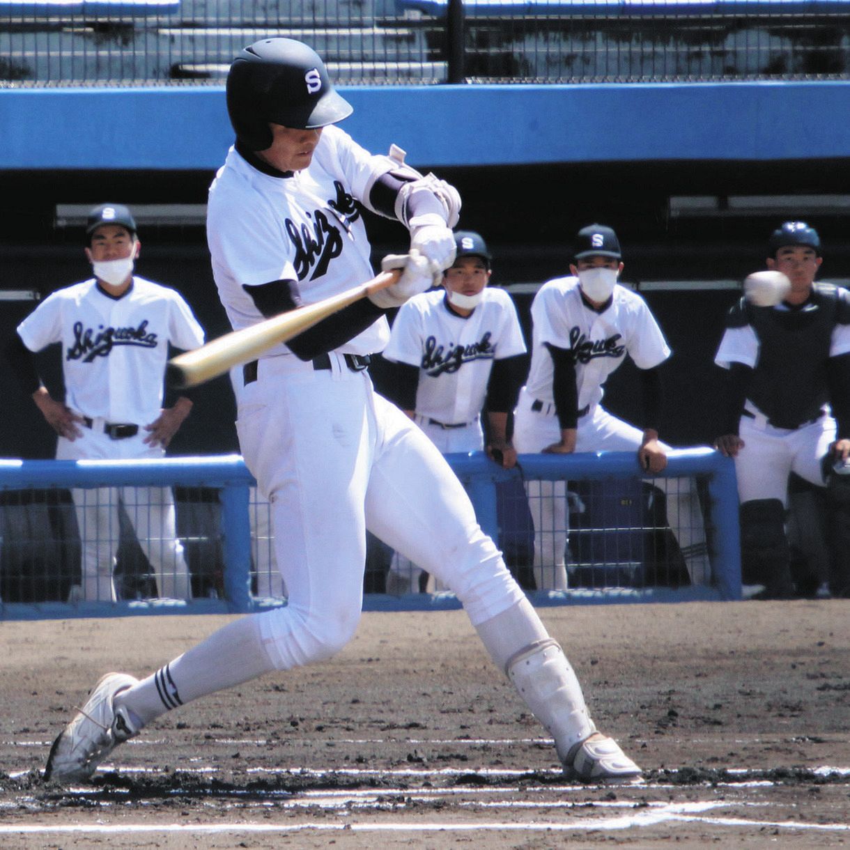 １回に先制の中越え適時二塁打を放つ静岡の吉田優飛投手