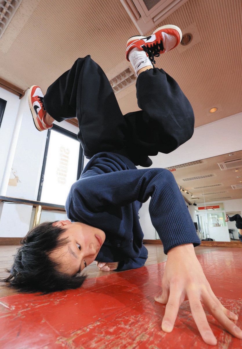 柔軟な体を生かした「パワームーブ」を武器に「世界一」を目指す＝高山市上岡本町で
