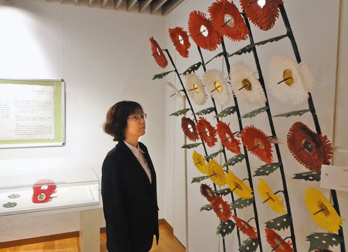 山車彩る 花傘に注目 高岡御車山会館 作り方など紹介：北陸中日新聞Web