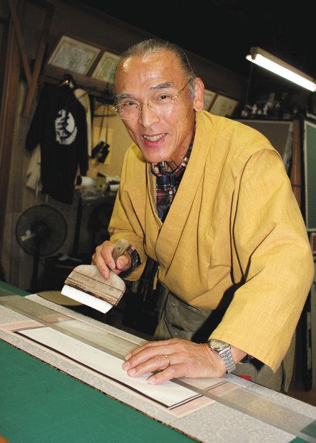 表装の作業をする野原尚二さん＝南砺市井波で 