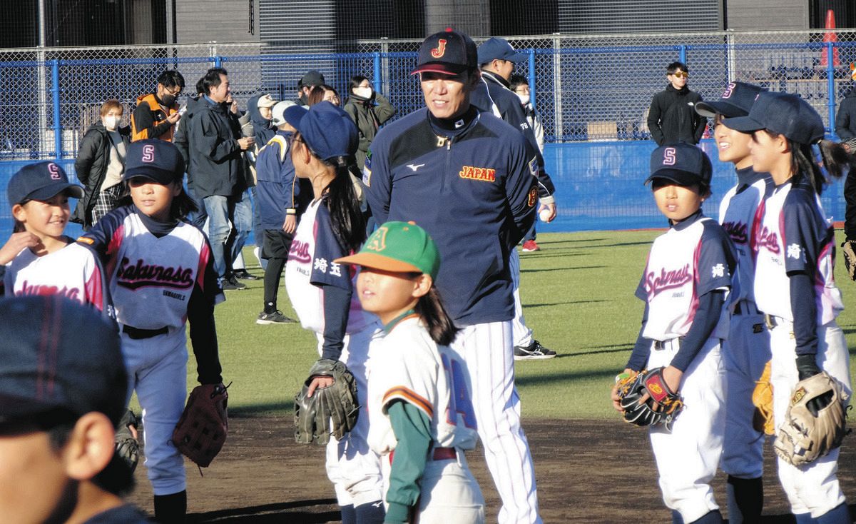 侍ジャパン・井端監督、野球教室でうれしい再会 昨年は野球未経験だっ 