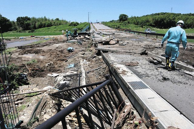 路面が崩れ、通行止めとなっている丸岡新橋＝岡崎市岡町で 