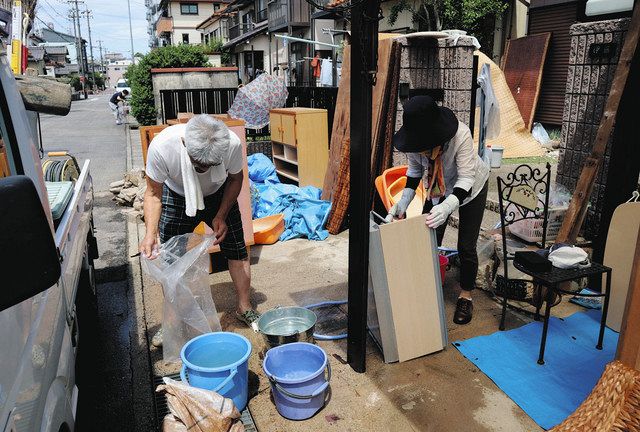 後片付けに追われる住民ら＝岡崎市美合町で 