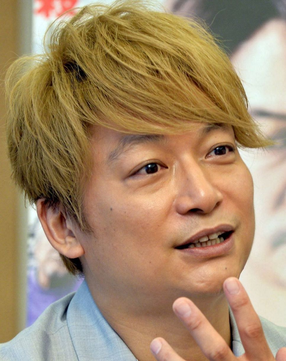 香取慎吾、週刊誌の表紙に採用されたアート作品公開 「白く」とのタイトルにフォロワーから称賛の声集まる:中日スポーツ・東京中日スポーツ