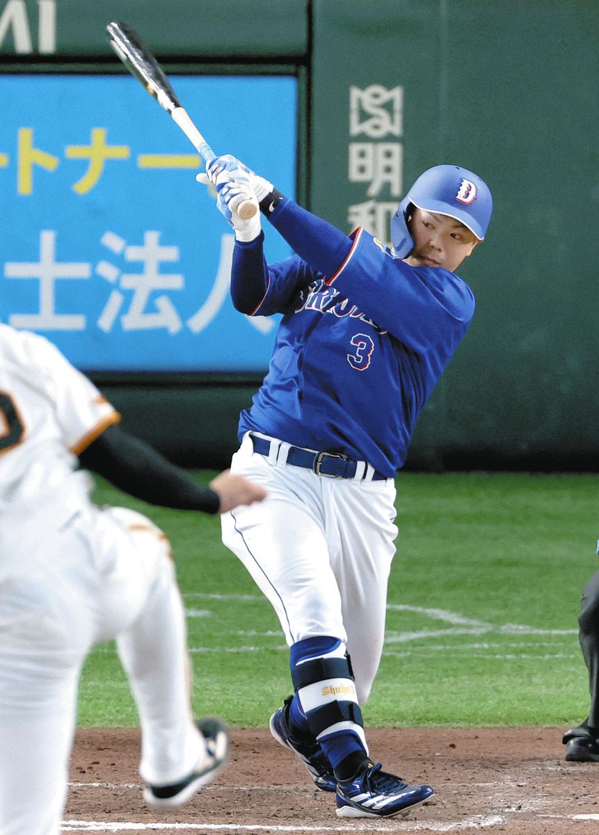 8回表2死一、二塁、高橋周が右前に適時打を放つ