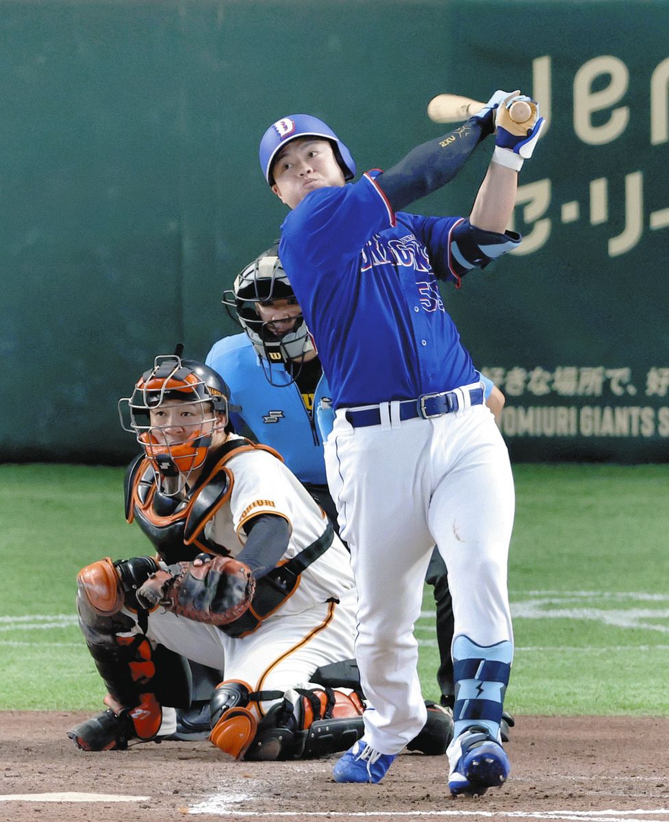 8回表1死一、三塁、細川が右前に適時打を放つ。捕手岸田