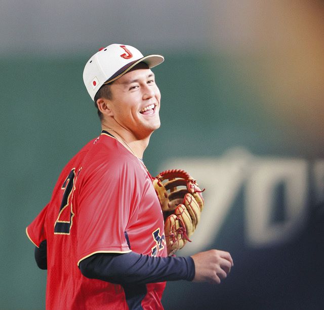 【激レア】侍JAPAN 決勝 パープルシリアル 25シリ ヌートバー選手 ヌートバーが少年時代に記念撮影しサインもらった斎藤佑樹さんの取材