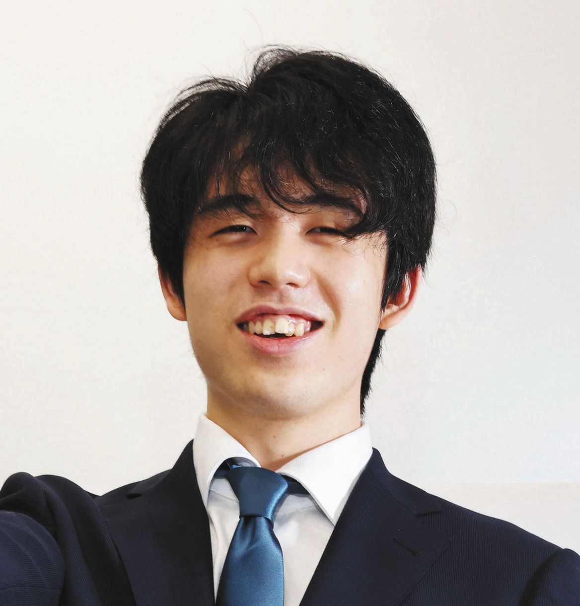 藤井聡太二冠のスニーカーに出演者は興味津々 パトリック スーツとの組み合わせに 抜け感いい 中日スポーツ 東京中日スポーツ