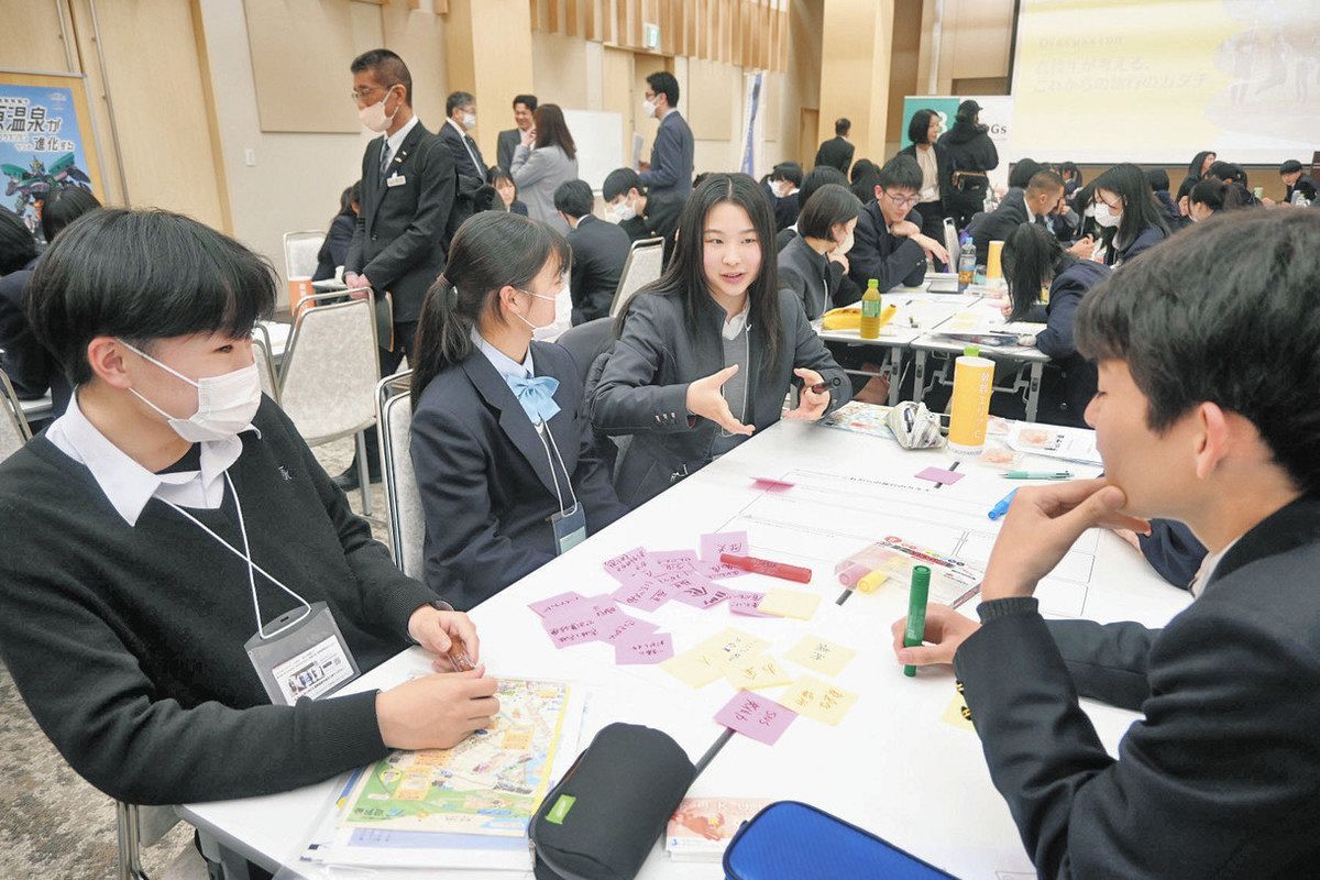 福井県だからこそ楽しめる修学旅行の在り方を議論する生徒ら＝福井市の県繊協ビルで 