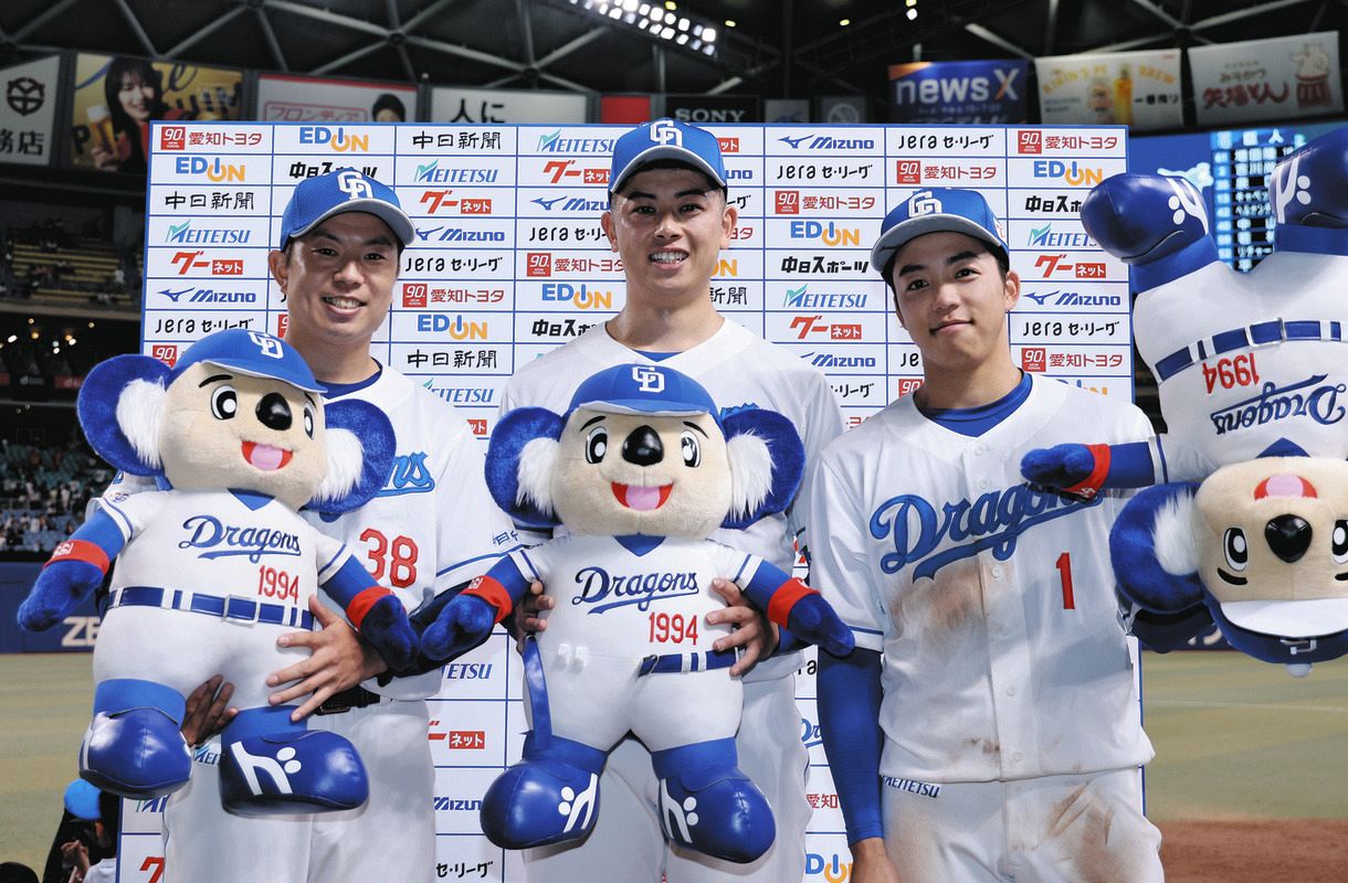 ◇お立ち台で笑顔を見せる中日・松葉貴大、松山晋也、岡林勇希【写真