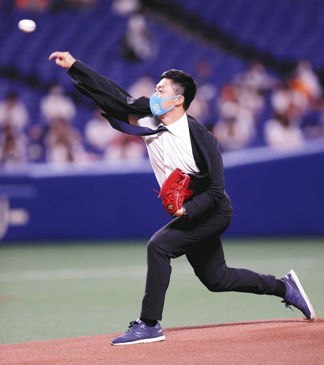 前回始球式で 乱闘騒ぎ のドアラも元エースはリスペクト 中日ob 吉見さんからの頭上通過の投球にもおとなしく 中日スポーツ 東京中日スポーツ