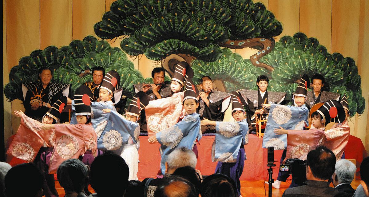 人形さながらに顔や手を動かす子どもら＝瑞浪市日吉町の半原公民館で