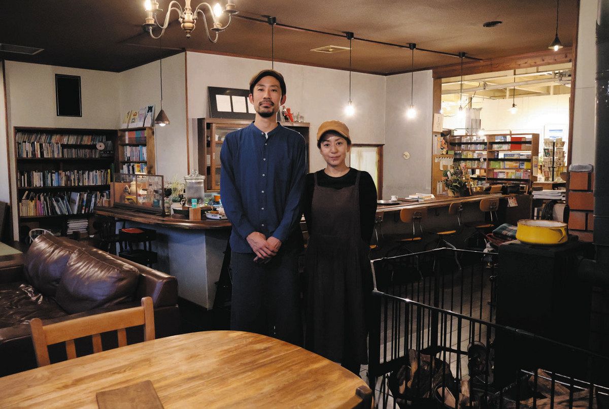 絵本カフェを開いて5周年の榊原悠介さん（左）、真以子さん＝恵那市長島町で