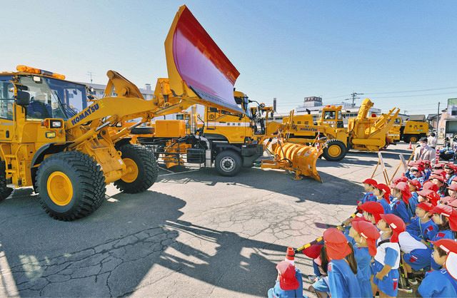 動く除雪車に大歓声 福井で園児250人が見学：中日新聞Web