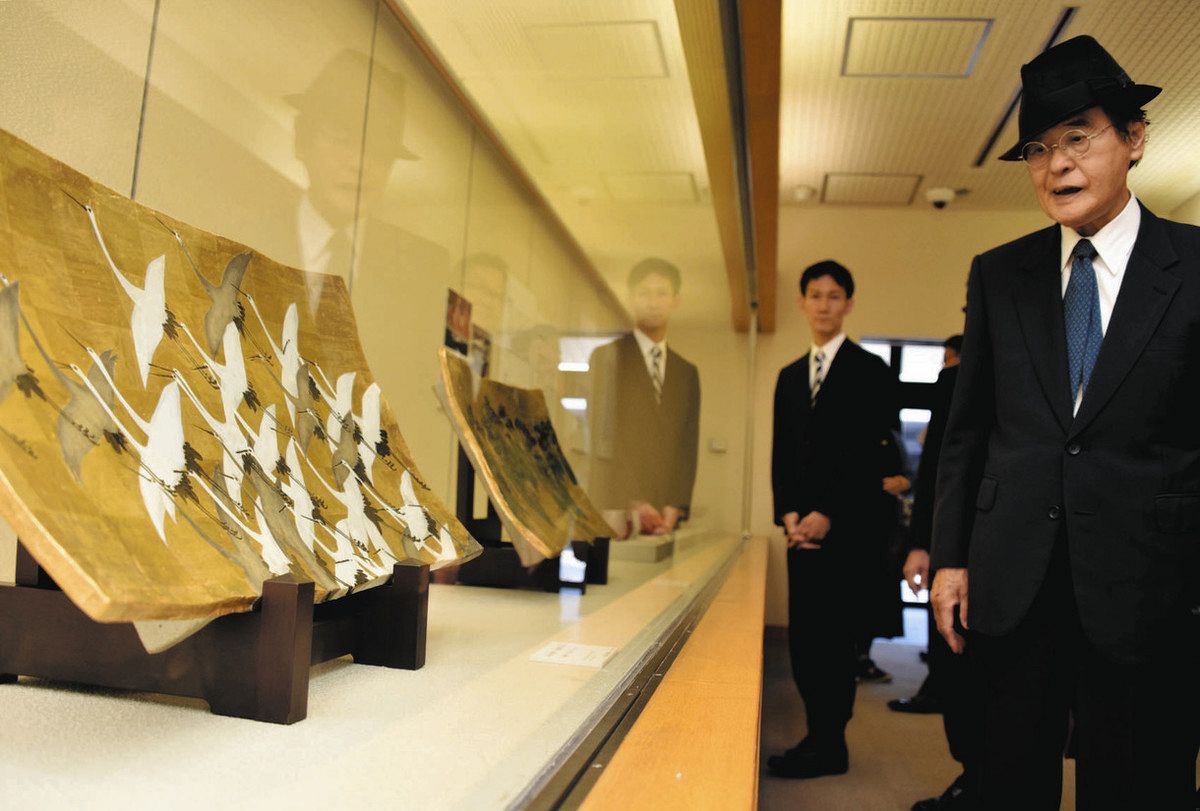 セレモニーの後、展示を鑑賞する小泉会長（右）＝多治見市美濃焼ミュージアムで