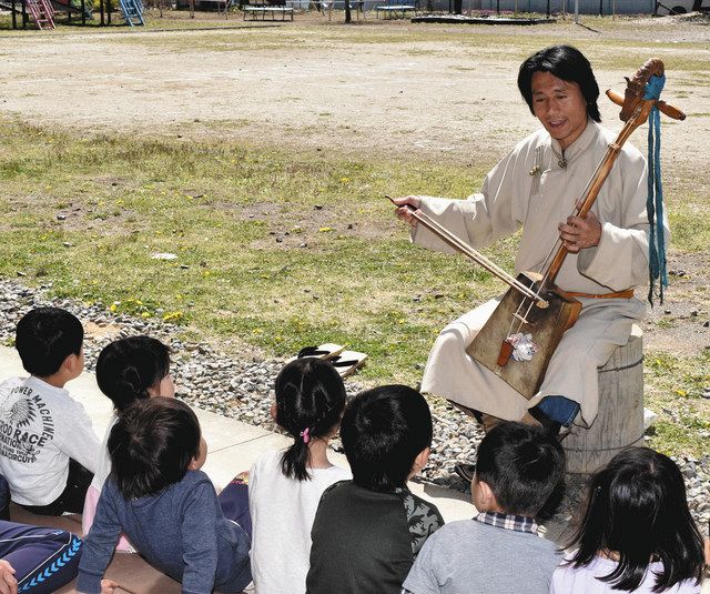 子どもたちの前で馬頭琴の柔らかな音色を奏でる岡林さん＝木曽町の開田保育園で 
