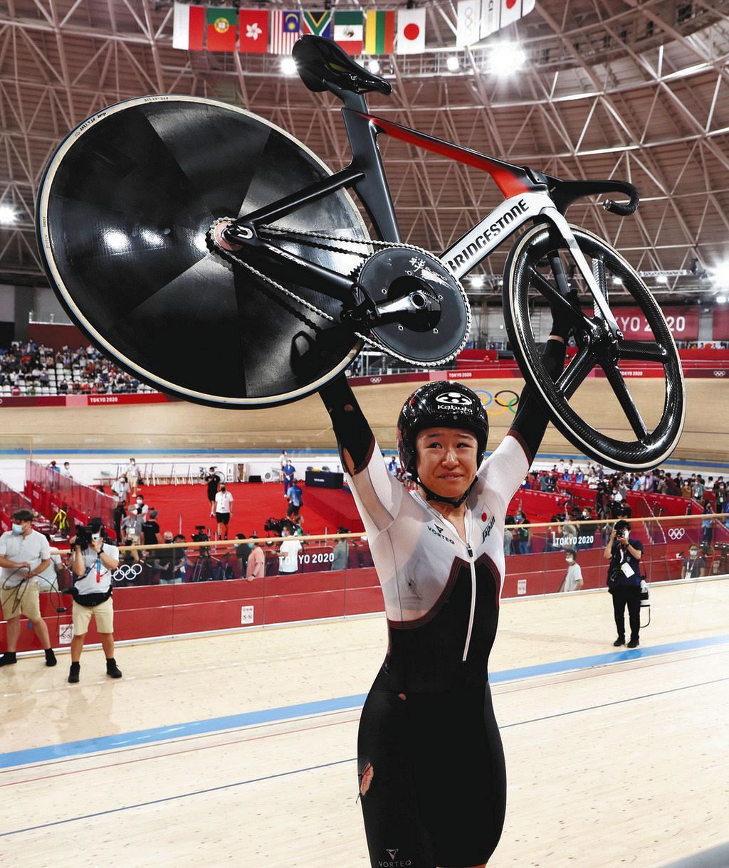 女子オムニアム、銀メダルを獲得し、自転車を掲げ喜ぶ梶原悠未