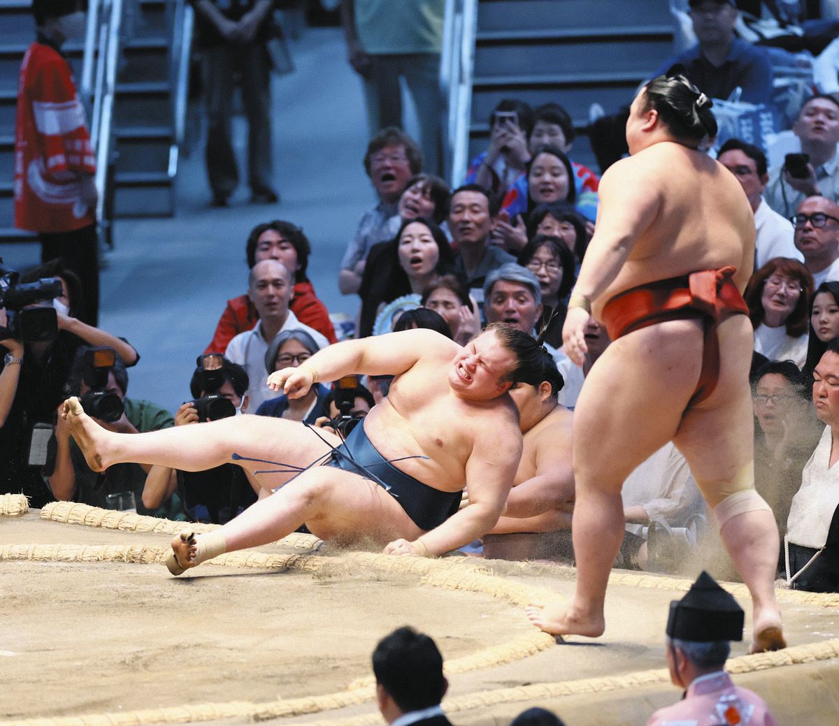 安青錦、7勝目も左足親指痛め苦悶の表情…大関復帰へ優勝へ試練の残り7