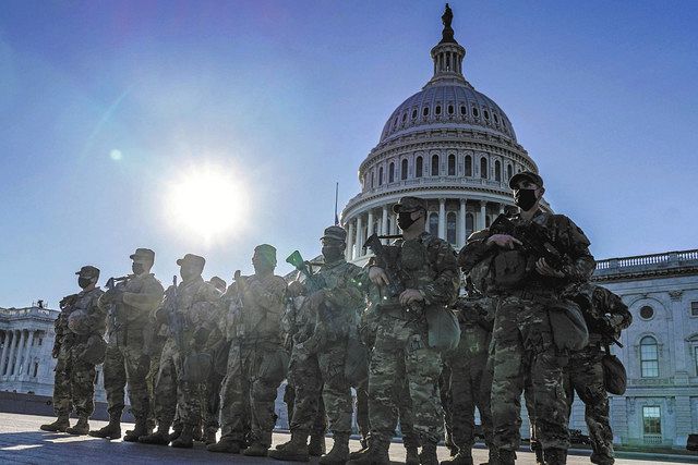 １９日、米首都ワシントンでバイデン新大統領の就任式会場となる連邦議会議事堂周辺を警戒する州兵＝ＵＰＩ・共同
