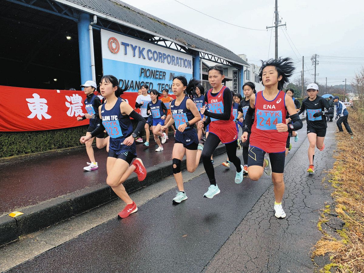 中学女子の部で一斉に飛び出す選手たち＝多治見市大畑町の笠原川遊歩道で
