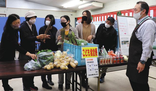 子ども食堂に提供する野菜を囲んで談笑する柴田さん（左から２人目）ら＝岡崎市東阿知和町で 