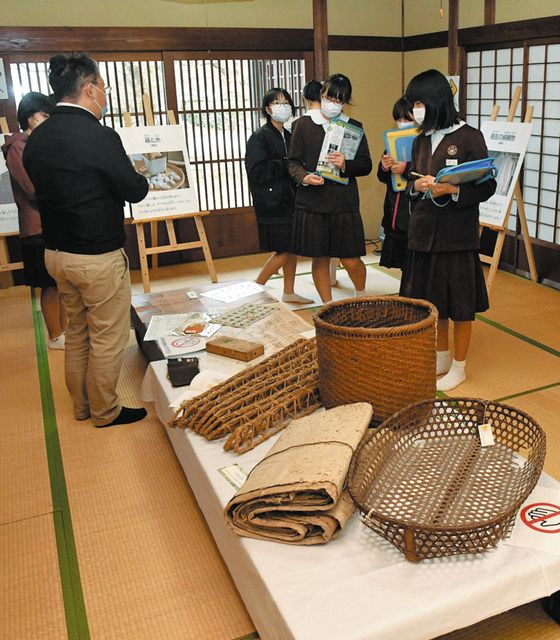 蚕産業の歴史を伝えるパネルや道具などが並ぶ会場＝南砺市北市のあずまだち高瀬で 