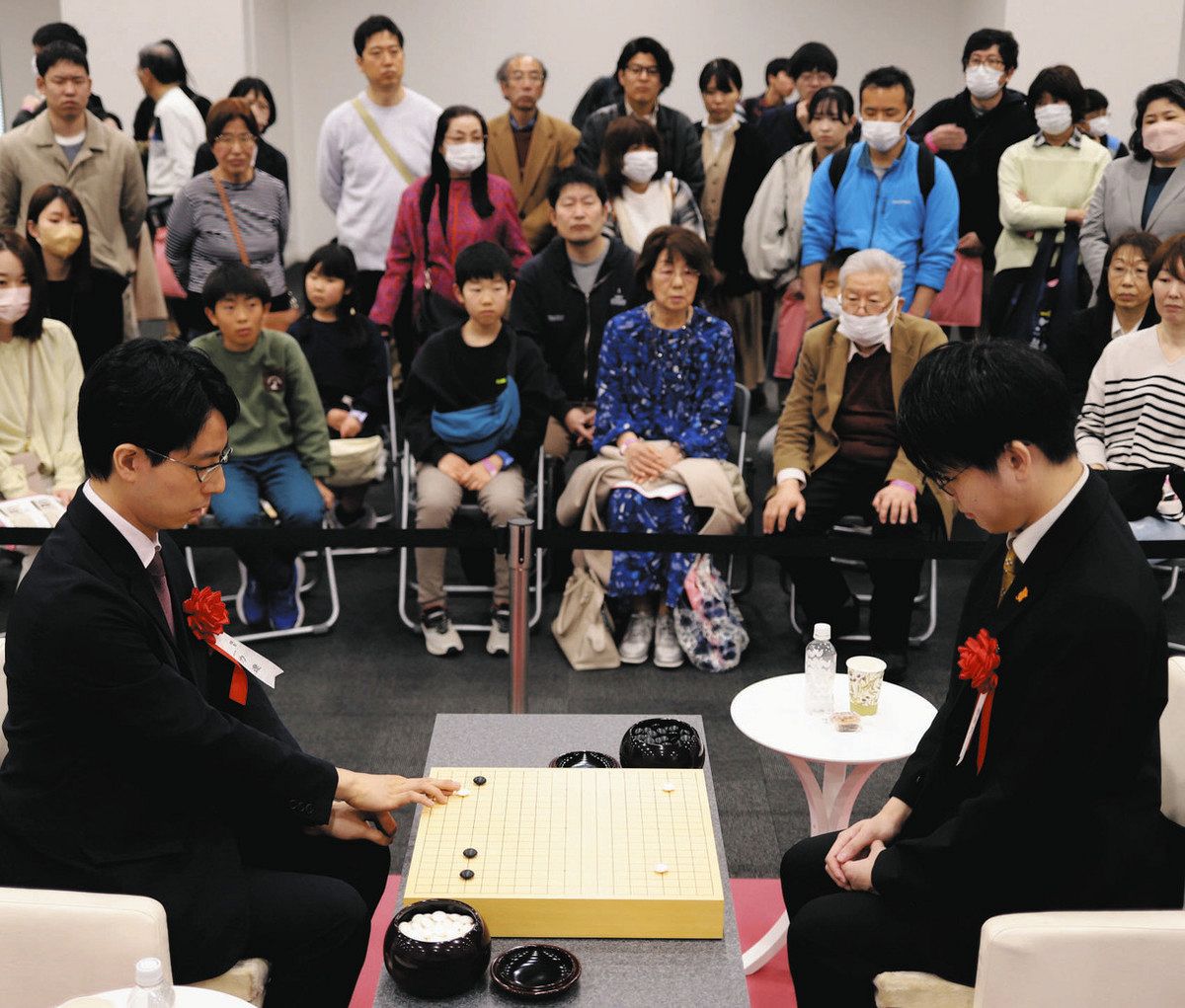 盤から観客席まで2メートル 囲碁棋士の真剣勝負「オールスター団体戦