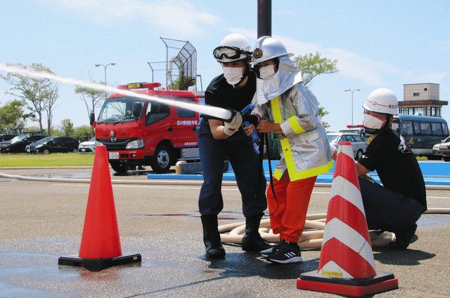 消防士の仕事 かっこいい 金沢で児童が放水や救助体験 北陸中日新聞web