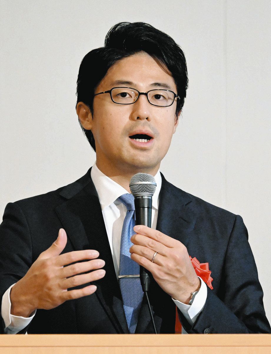 ＳＮＳ時代における選挙の課題について講演する山口真一准教授＝１５日、金沢市内のホテルで
