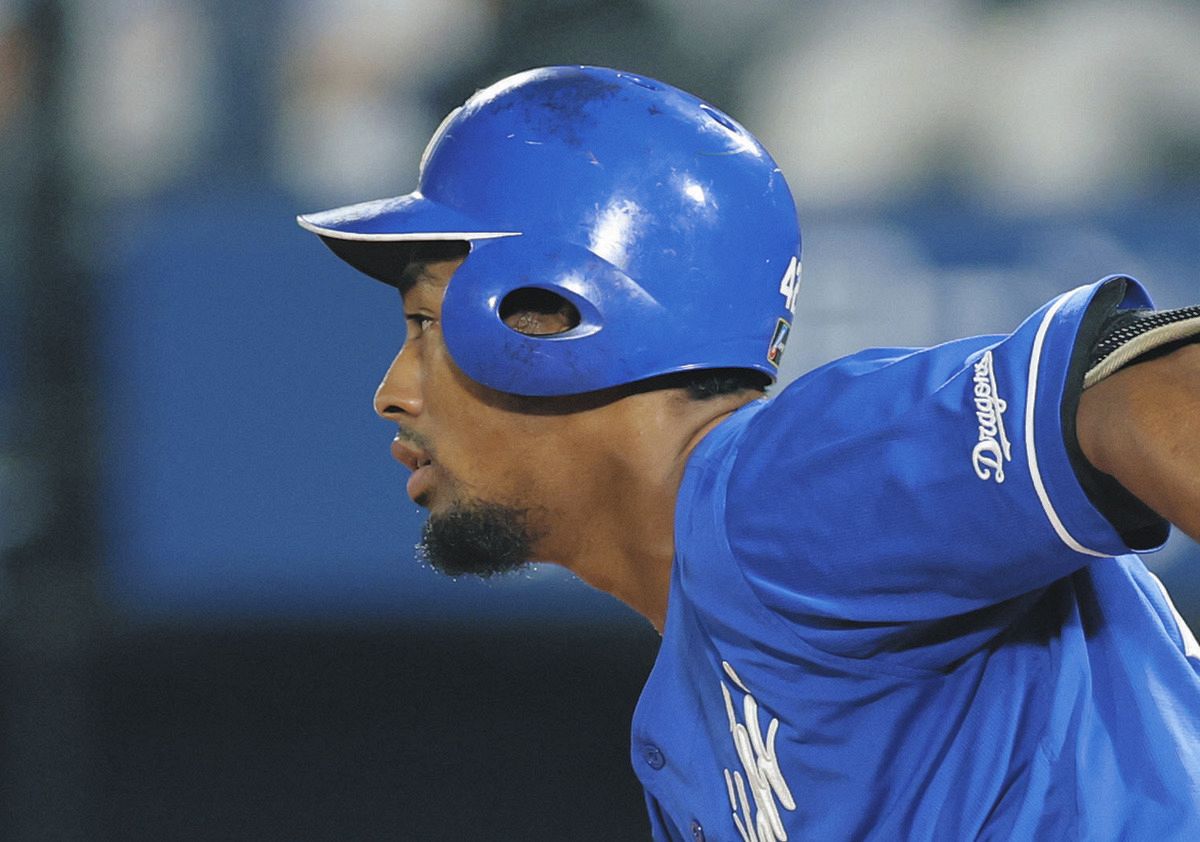 中日・ブライト健太、負傷か 8回に送りバント決め、一塁を駆け抜けた際