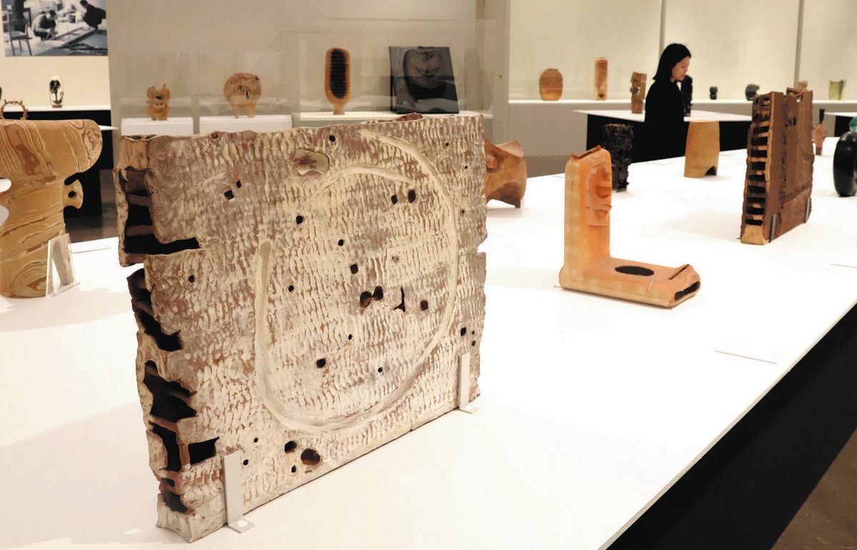 切り開いた革新的表現を感じて 県美術館で陶芸集団「走泥社」回顧展