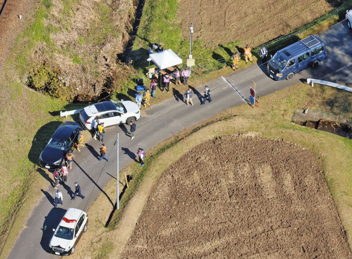 コースに進入した一般車両（右上）＝23日午前11時39分、岐阜県恵那市で