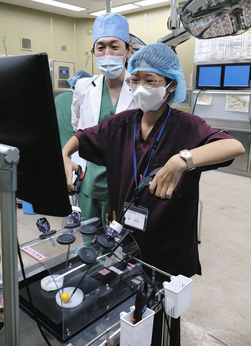 腹腔鏡の練習機を体験する生徒＝岐阜市民病院で
