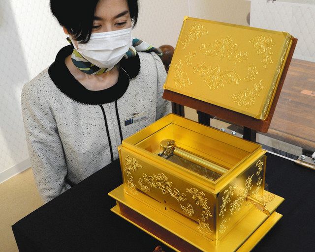 「すわのね」で展示されている金箔製のオルゴール＝下諏訪町で
