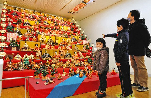 豪華10段びながお目見え 辰野荒神山公園、春まつり始まる：中日