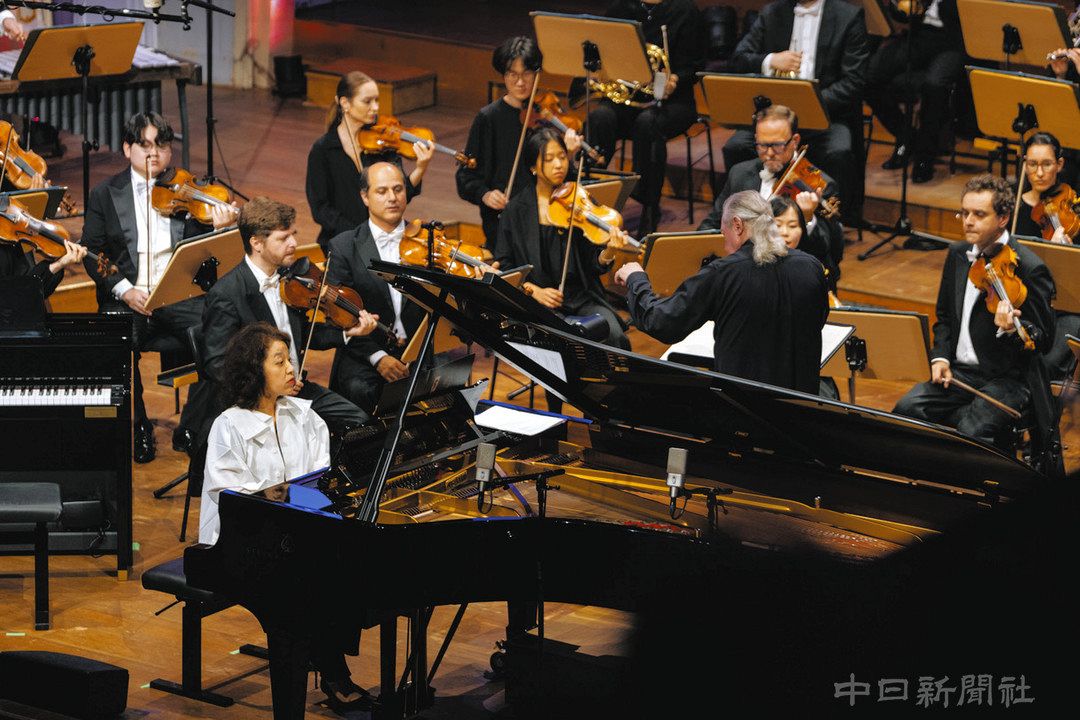 ハンブルク・マルタ・アルゲリッチ音楽祭で「Akiko’s Piano」を演奏する酒井茜。前半を終えた後、後方のカシオのデジタルピアノで弾いたⓒDaniel Dittus＝ドイツ・ハンブルクのライスハレ大ホールで 