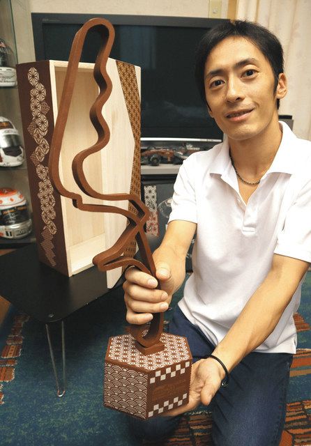 伊勢型紙で立体的なF1のトロフィー 鈴鹿のアーティスト・田中さん