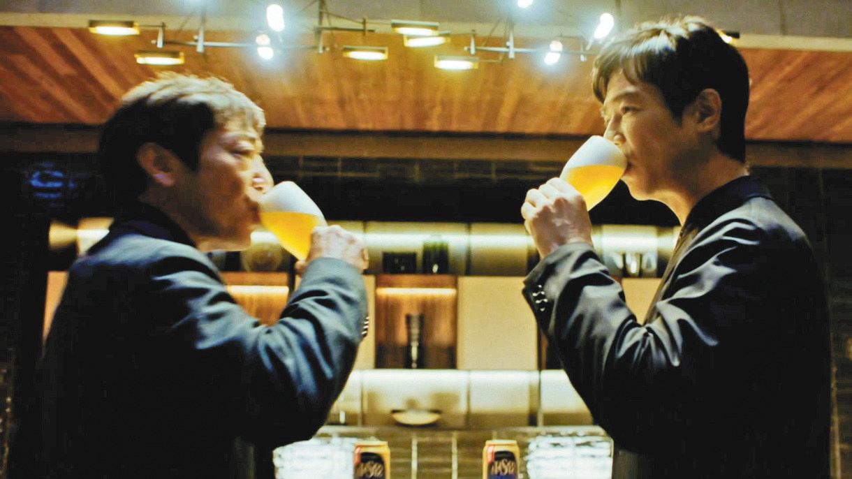 「パーフェクトサントリービール」のＣＭでサシ飲みする堺雅人（右）と香川照之