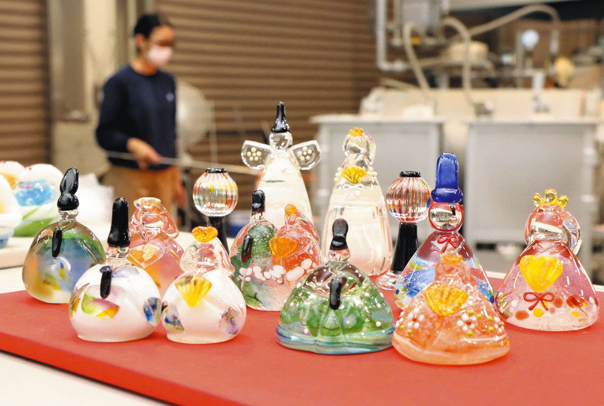 廃ガラスがかわいく変身 岡崎の工房でひな人形の制作が最盛期：中日新聞Web