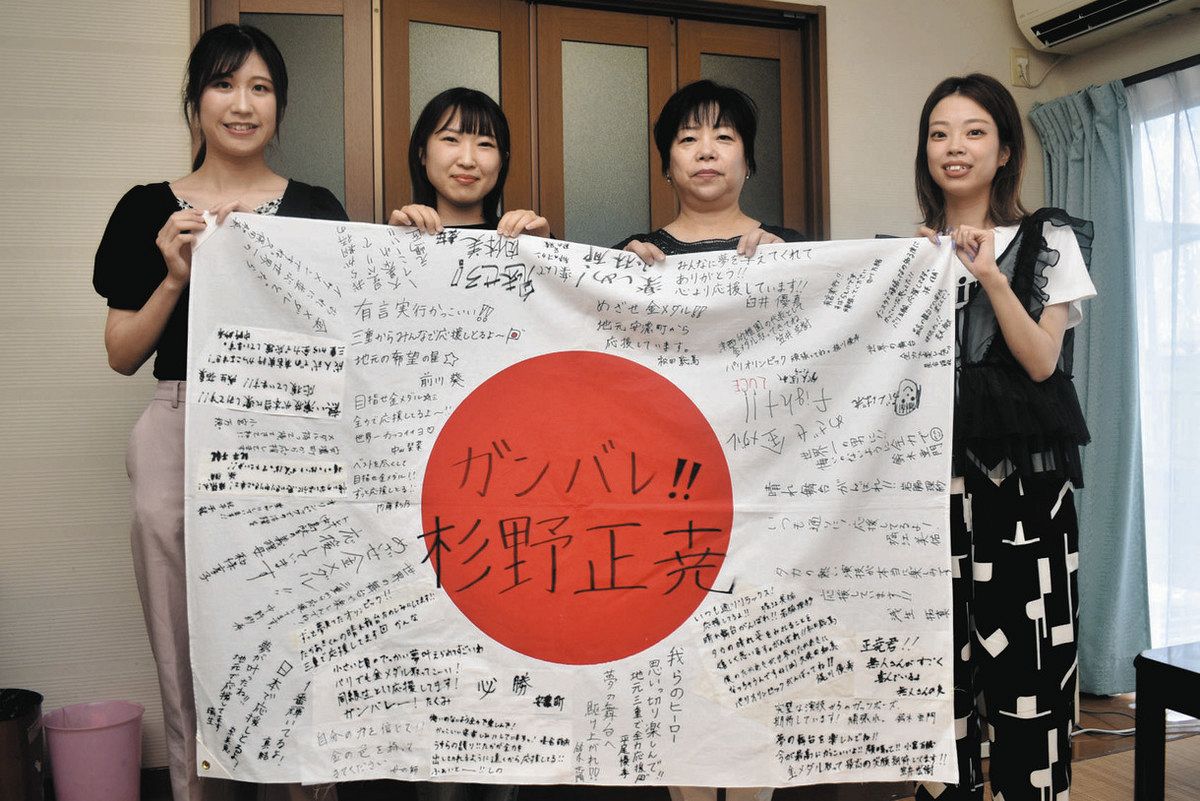 寄せ書きを書いた杉野選手の同級生と母の祥子さん（左から3人目）＝津市安濃町で