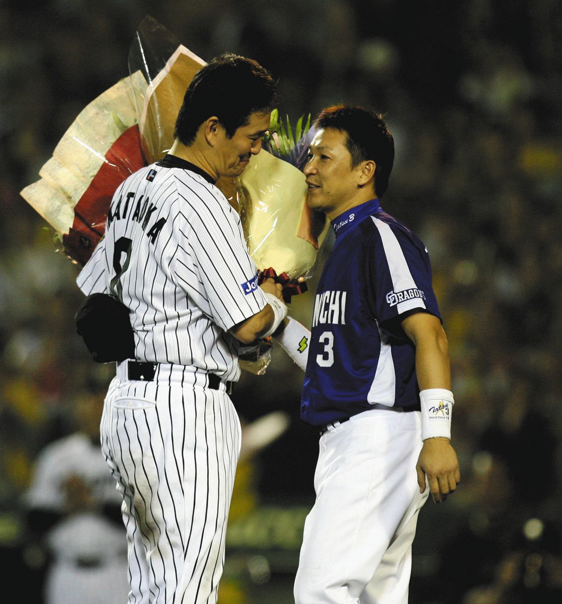 引退する阪神・片岡（左）に花束を渡す立浪＝２００６年１０月１２日、甲子園球場で