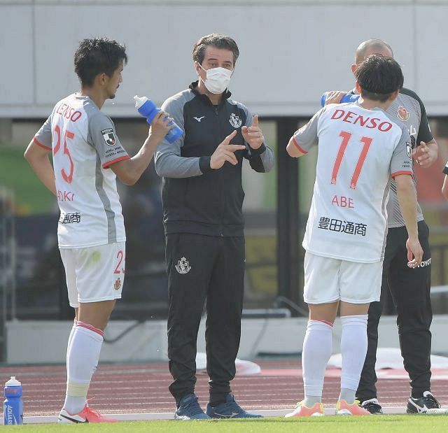 岐阜との練習試合で、名古屋・阿部（右）と前田（左）に指示を出すフィッカデンティ監督