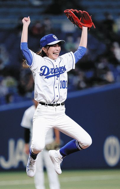 May'nが始球式で歓喜の“ノーノー”ガッツポーズ「大野投手のよう