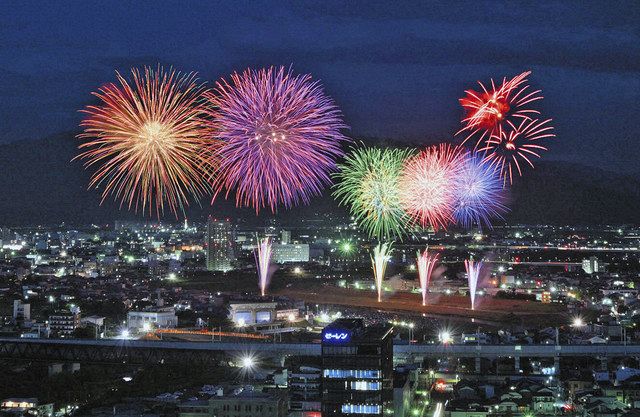 フェニックス花火 3年ぶり打ち上げ 福井の足羽川河川敷 中日新聞web フェニックス花火 3年ぶり打ち上げ 福井の足羽川河川敷 中日新聞web