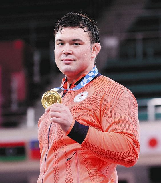 男子１００キロ級で優勝し、金メダルを手にするウルフ・アロン
