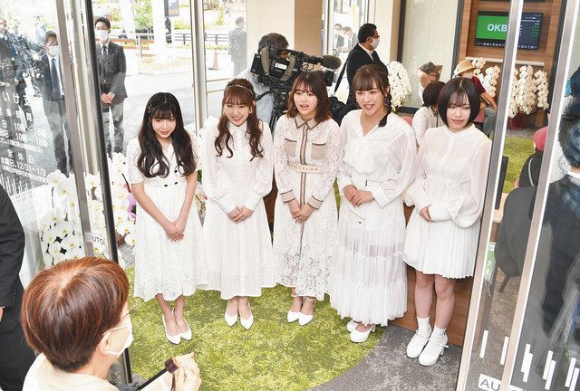 オープンした大垣共立銀行あかいけ支店で、客の出迎えをする「ＯＫＢ５」のメンバー＝１日午前、愛知県日進市で
