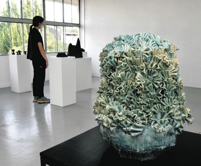 余韻残る形の美しさ表現、新作オブジェ10点 多治見で陶芸家佐藤さん