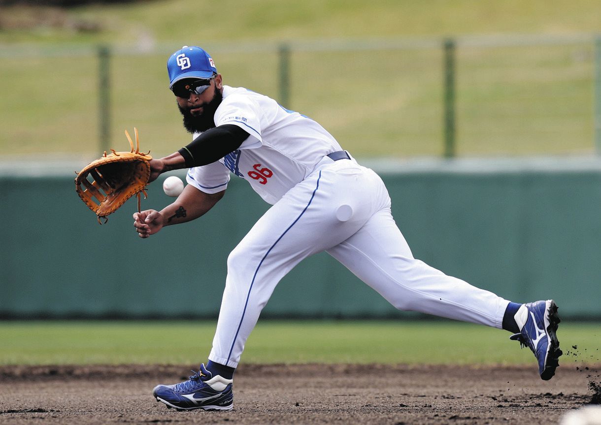 【中日】アルモンテ「12、13年ぶり」一塁の守備を無難にこなすも…更なるレベルアップ目指し“交代後”サブグラウンドで練習:中日スポーツ・東京