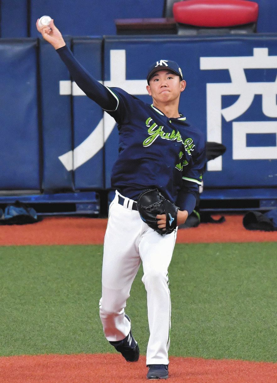 キャッチボールで調整するヤクルト・奥川