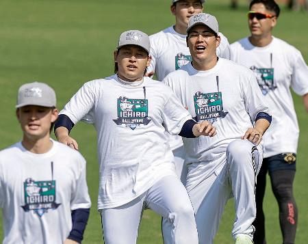 イチローさんの米殿堂入り祝う オリックス、記念Tシャツで練習